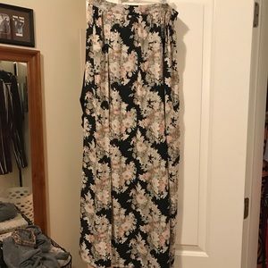 Floral slit skirt **AVAILABLE UNTIL 10/1**